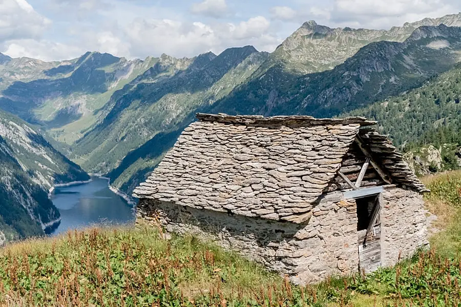 Wandern im Maggiatal Steinhuette