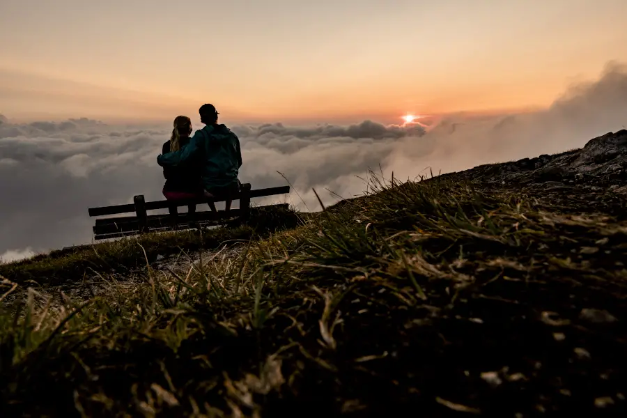 Pärchen mit Blick in die Sonne am Schafberg