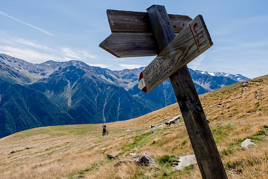 Wegweiser Martell und Fahrrad schieben - Bikeurlaub in den Alpen