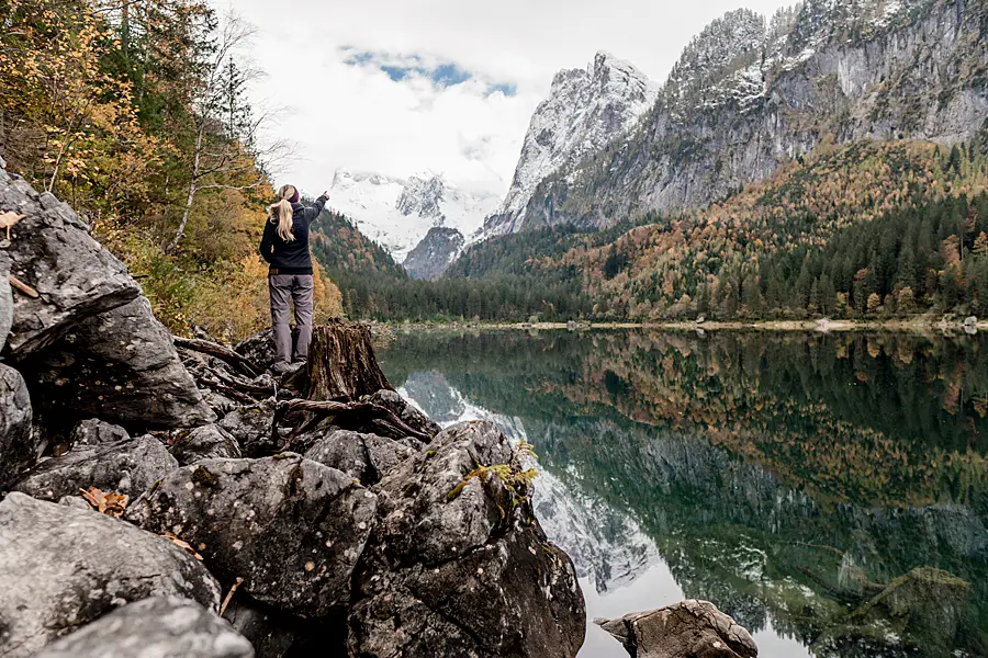 Steffi zeigt auf den Dachstein am Gosausee