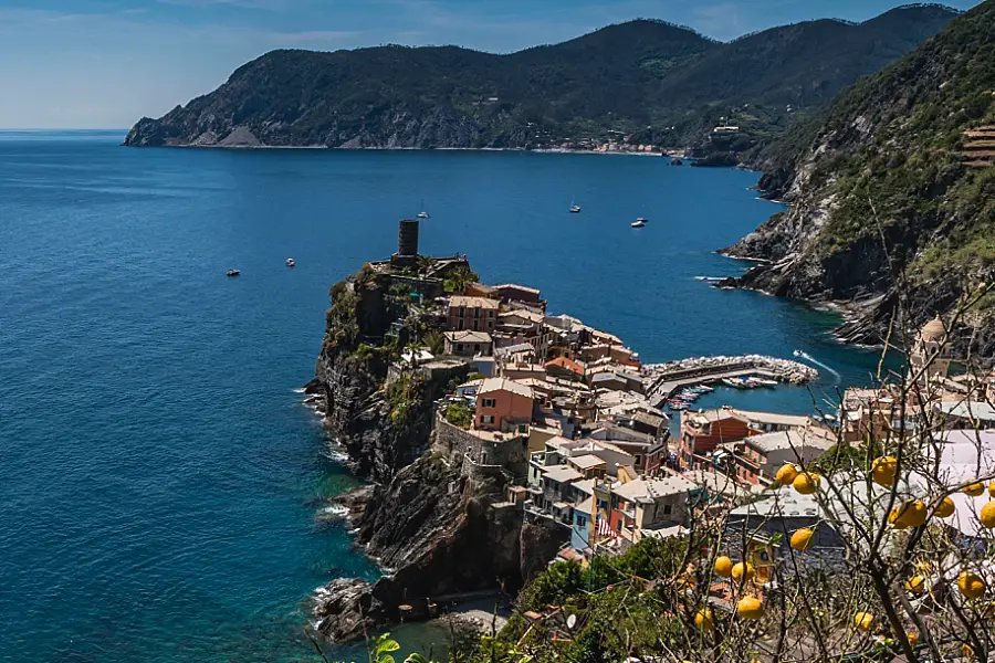 Vernazza von Oben betrachtet in den Cinque Terre Wandern