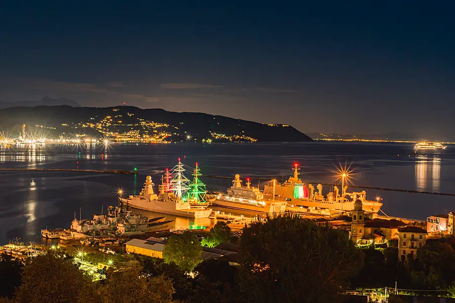 Italienische Flagge auf Schiffen im Hafen von La Spezia