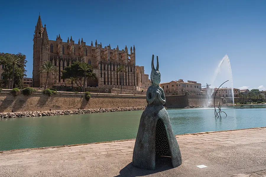 Statue, Fontäne und Kathedrale von Palma