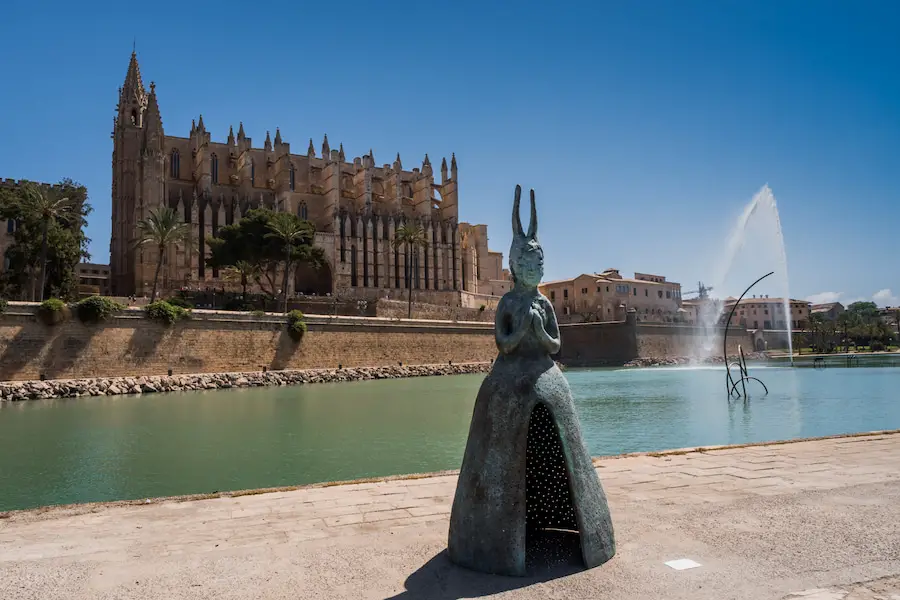 Mallorca Roadtrip - Blick mit Skulptur auf die Kathedrale von Palma