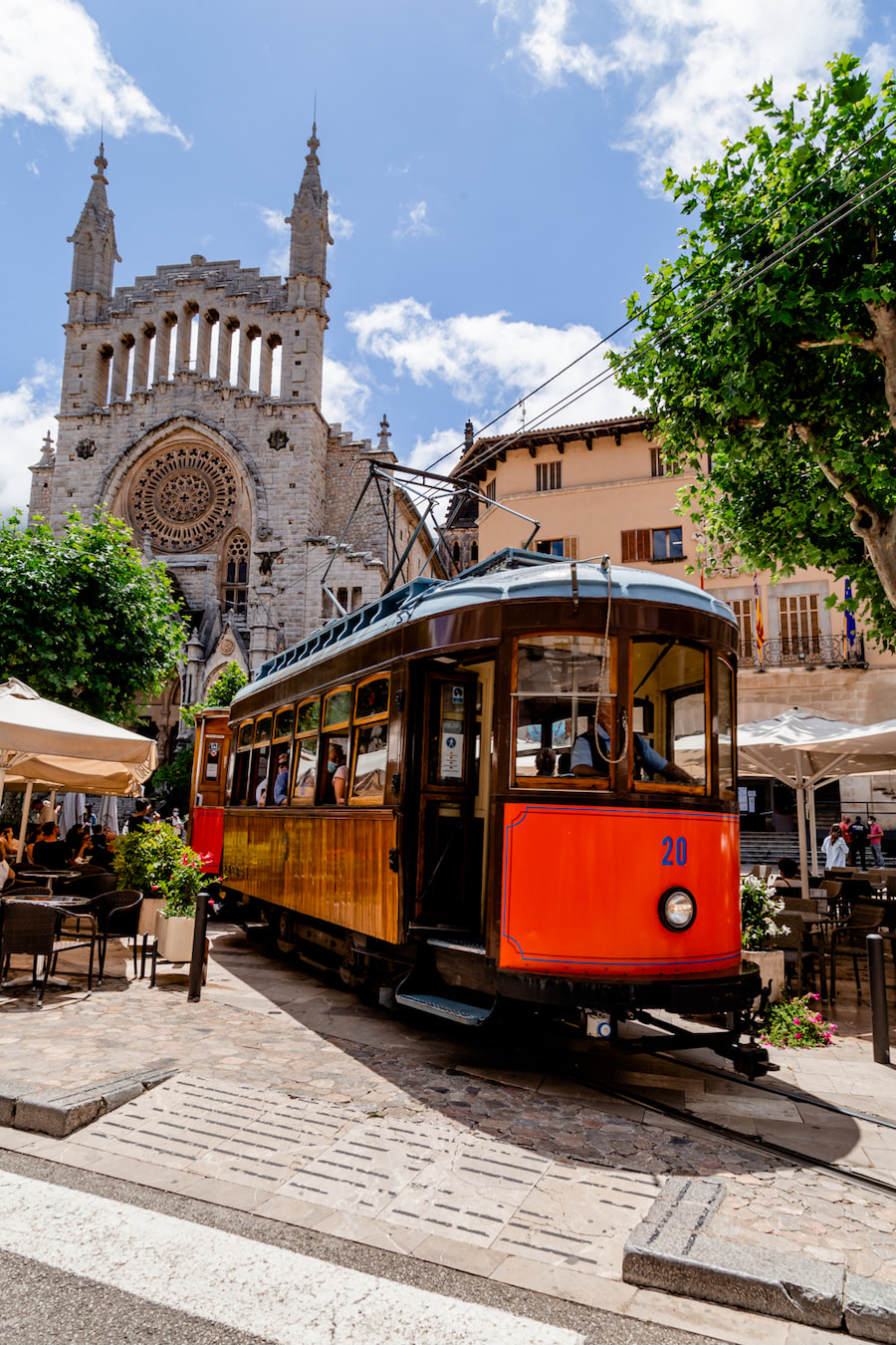 Mallorca Roadtrip - Die bekannte Straßenbahn und Kathedrale von Sollèr