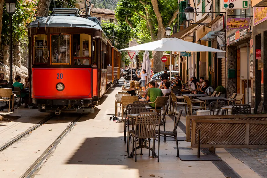 Mallorca Roadtrip - Die bekannte Straßenbahn von Sollèr