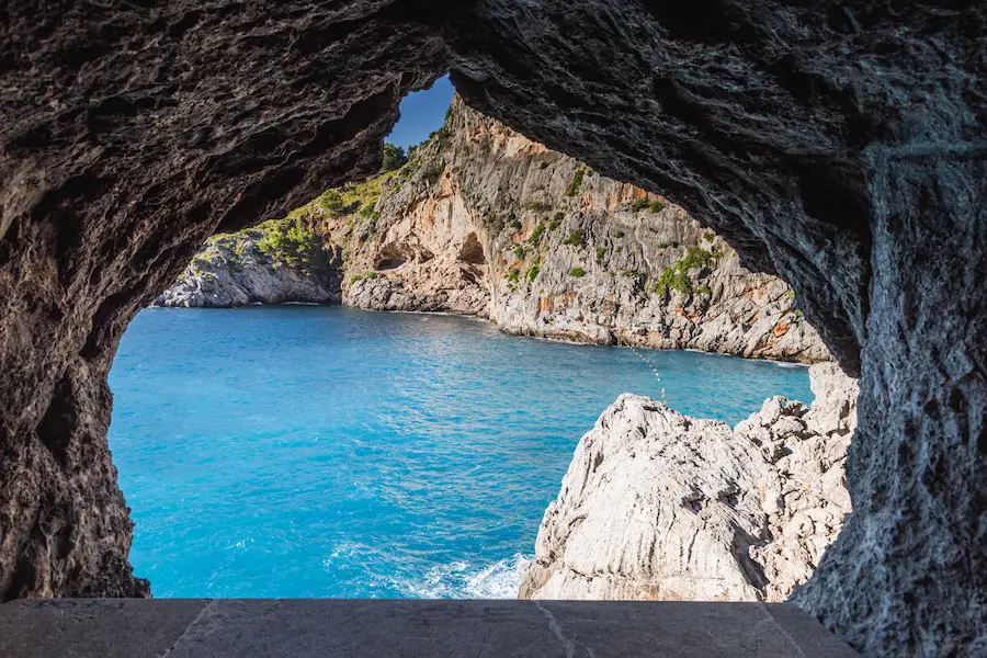 Mallorca Roadtrip - Torrent de Pareis- Blick durch ein Felsentor