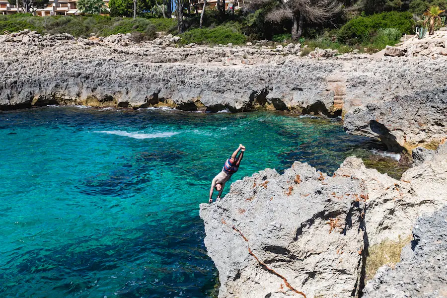 Mallorca Roadtrip -Wok springt vom Stein ins Meer