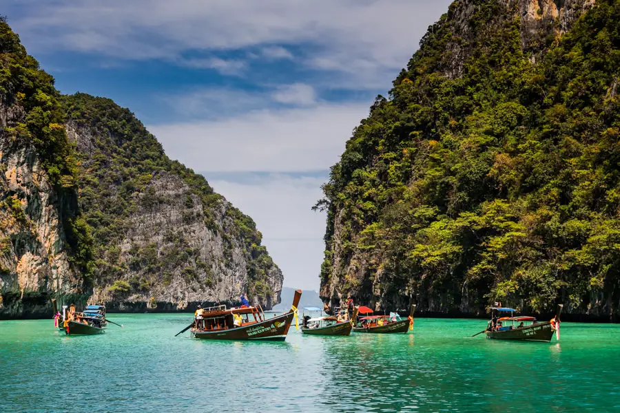 Koh Phi Phi Thailand - Longtailboote in grüner Bucht