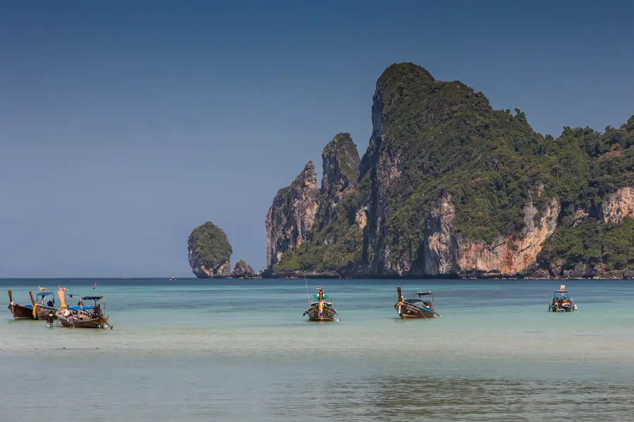 Koh Phi Phi Thailand - Longtailboote in der Ferne