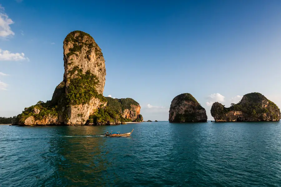 Koh Phi Phi Thailand - Sonneuntergang mit steilem Felsen und Boot