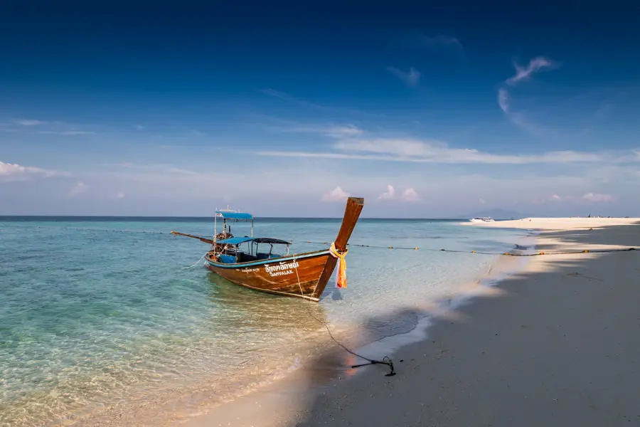 Koh Phi Phi Thailand -Einsames Longtailboot