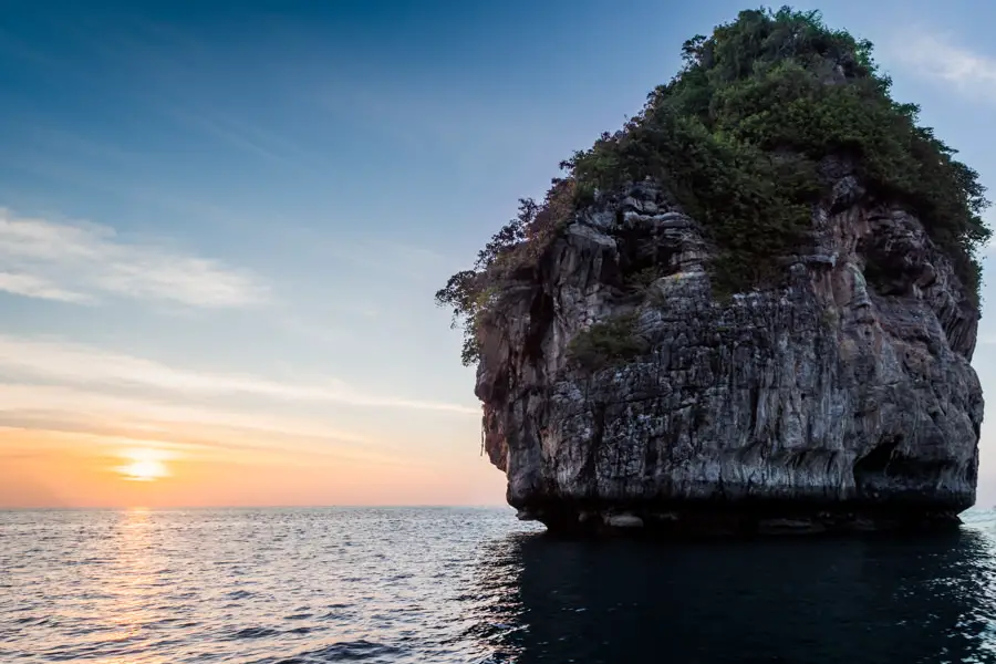 Koh Phi Phi Thailand - Sonne im Meer und Felsen