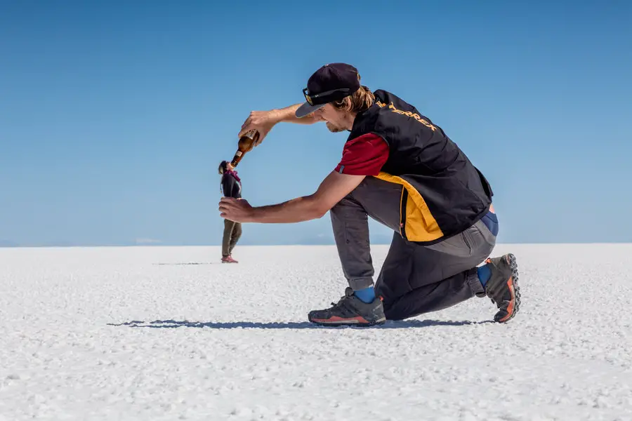 Salar de Uyuni - Wok und Steffi mit Bier