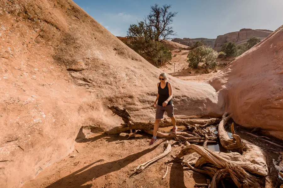 Arches National Park Utah - Steffi überquert ein Rinnsal