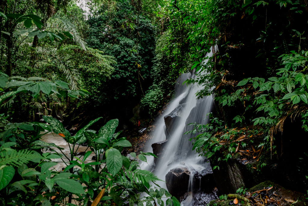 Der Kanto Lampo Wasserfall ist einer der vielen Wasserfälle auf Bali