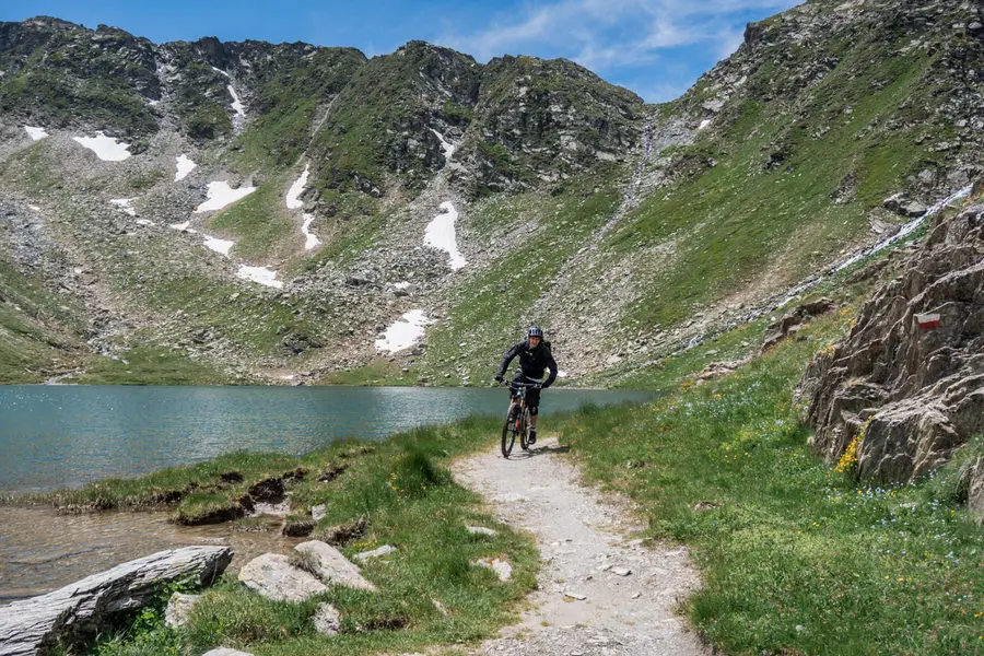 Woks Stone King Rally - Pittoresk mit dem See im Hintergrund