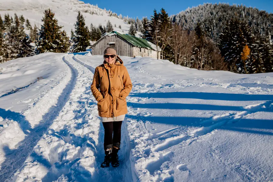 Spaziergang entlang des Winterwanderwegs auf der Schafbergalm