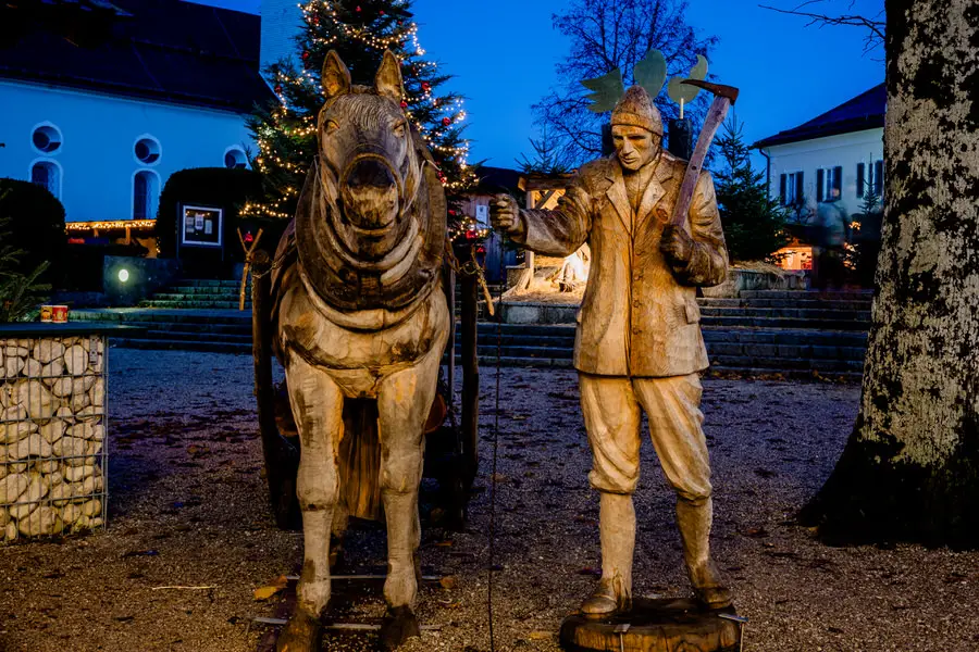 schön geschnitzte Krippenfiguren im Wolfgangseer Advent