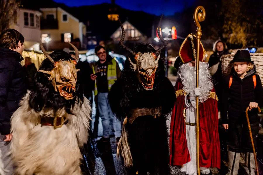 Nikolaus und Krampus sind auch im Wolfgangseer Advent unterwegs