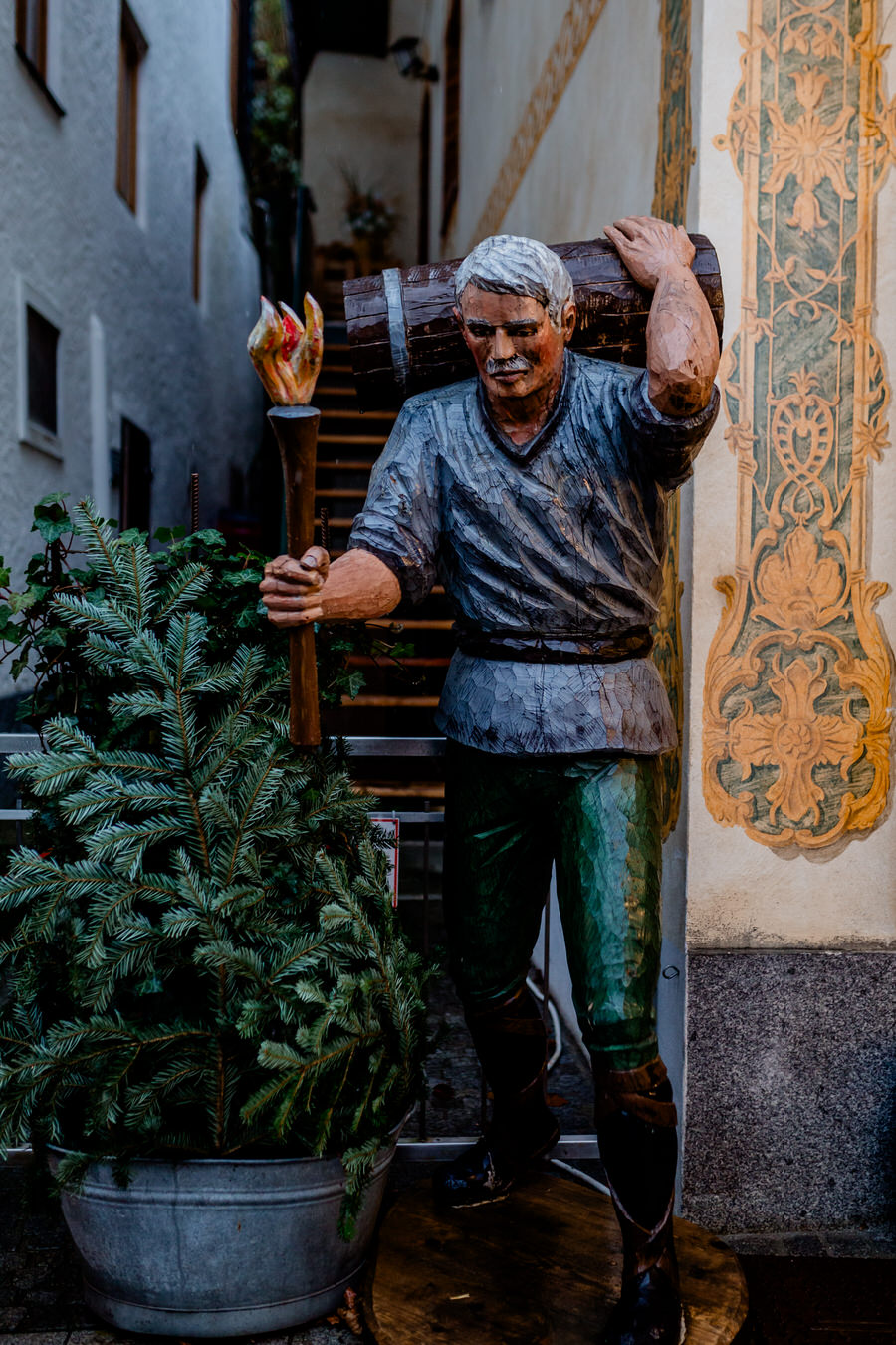 lebensgroße, geschnitzte Holzfiguren im Adventmarkt von St. Wolfgang